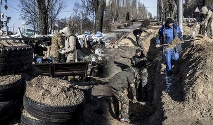 Savaşın 16'ncı gününde Kiev'de halk hendek kazıp, barikat kuruyor