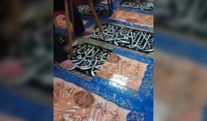 Doğu Türkistan'da Kuran ayetleri Çinlilerin ayakları altında